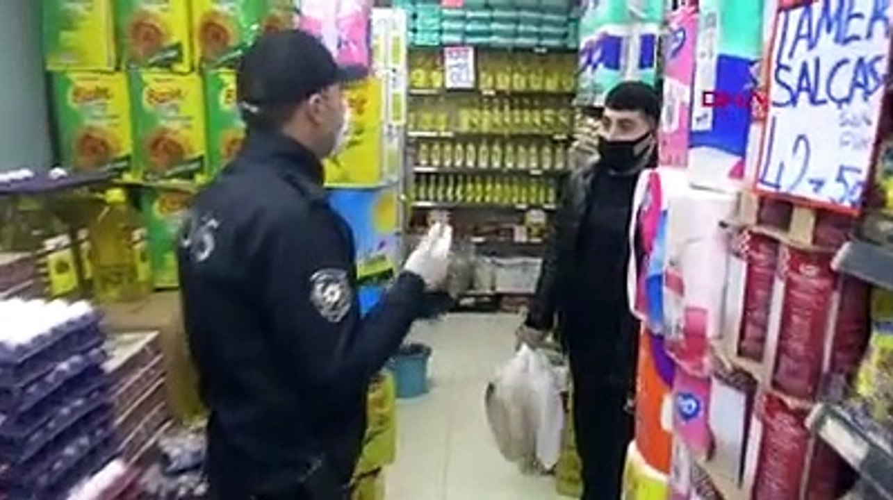 Açık markete polis baskını: Müşteriler saklandı, market sahibi "zorla içeri girdiler" dedi