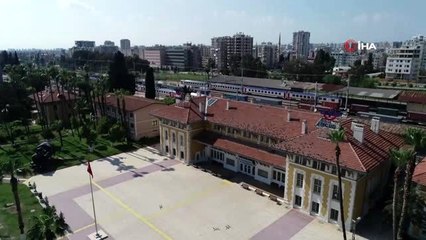 Sokağa çıkma yasağının ardından Adana'nın meydanları güvercinlere kaldı