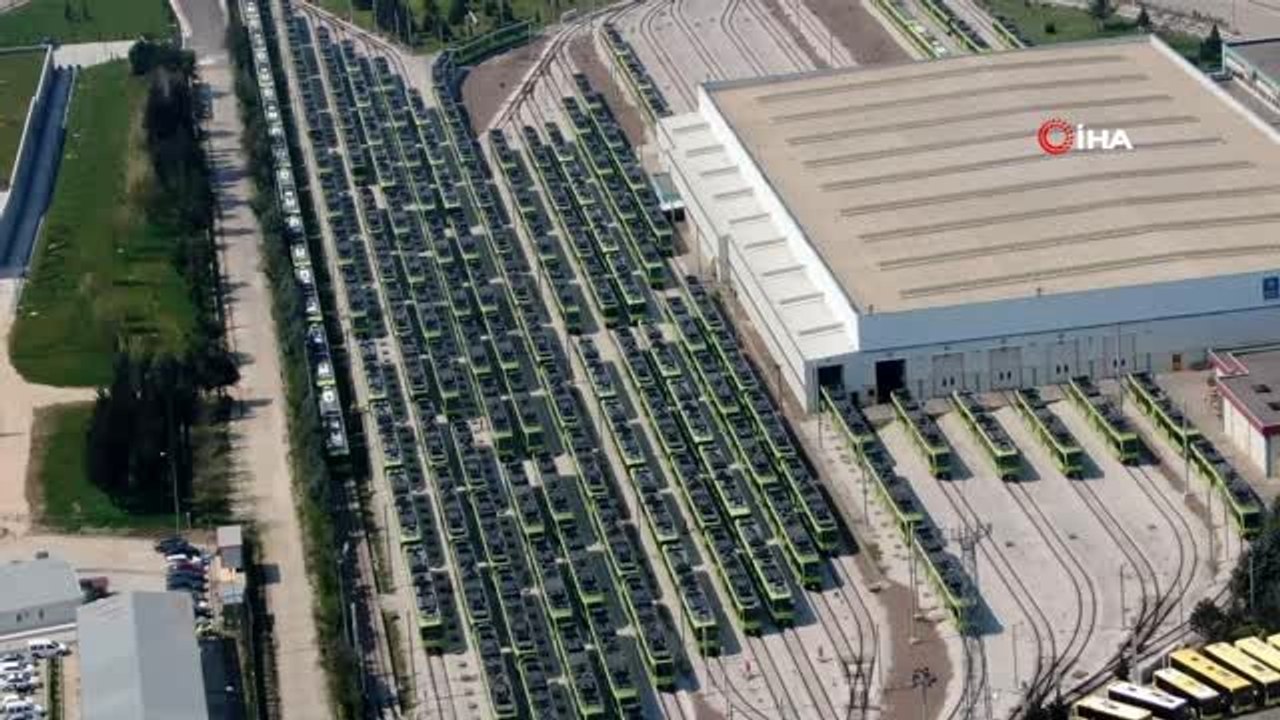 Park halindeki otobüsler ve metro vagonları havadan görüntülendi