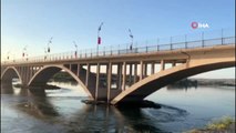 Şanlıurfa ve Gaziantep'i birbirine bağlayan Birecik Köprüsü sessizliğe büründü