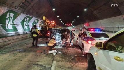 터널 벽 충돌한 승용차서 불...70대 운전자 숨져 / YTN