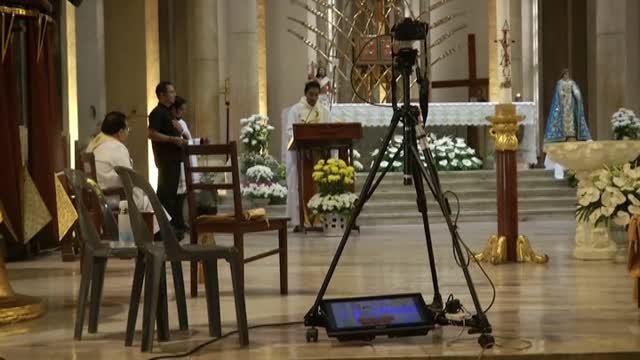 Miles de filipinos siguen los oficios católicos a través de Facebook y Youtube