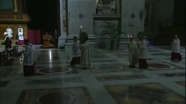 El papa pide durante la misa de Pascua no sucumbir al miedo