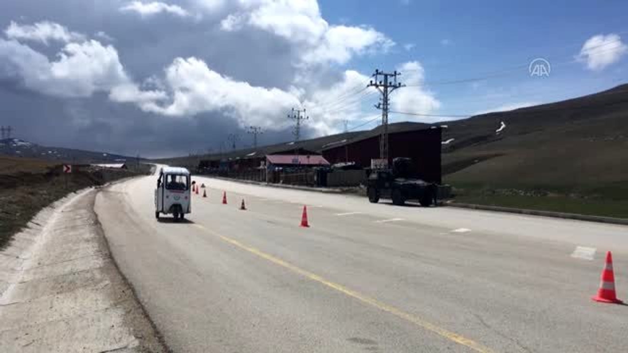 Çobanın koyun ve kuzusu için gösterdiği fedakarlığa polisten destek
