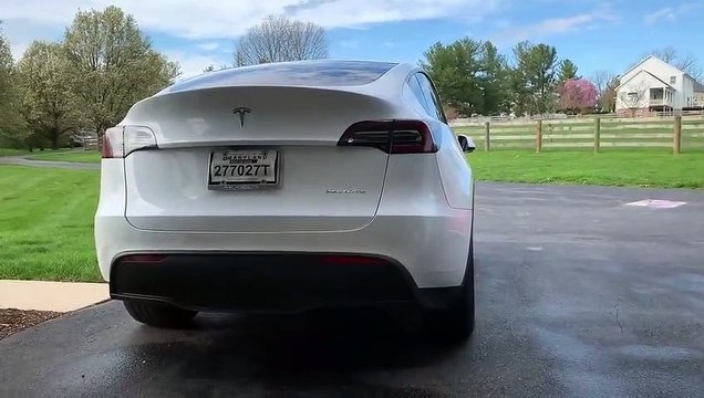 Tesla Model Y Coffre Automatique avec Siri