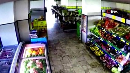 Bingöl'deki deprem anı güvenlik kameralarına yansıdı