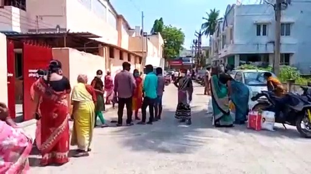 ஊரடங்கு உத்தரவு அமலில் இருக்கும் நிலையில் அத்தியாவசிய பொருட்களான அரிசி, காய்கறிகளை தமிழக எதிர்க்கட்சி தலைவரும் திமுக தலைவருமான முக ஸ்டாலின் தாம்பரம் பகுதியில் உள்ள தனியார் மண்டபத்தில் வைத்து மக்களுக்கு வழங்கினார்!