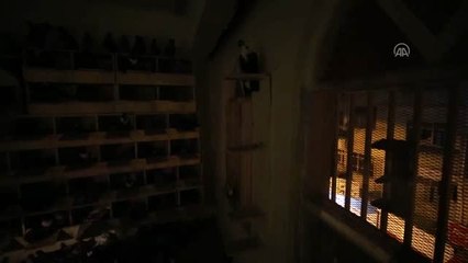 Sokağa çıkma yasağını "Güvercin Oteli"nde geçiriyor