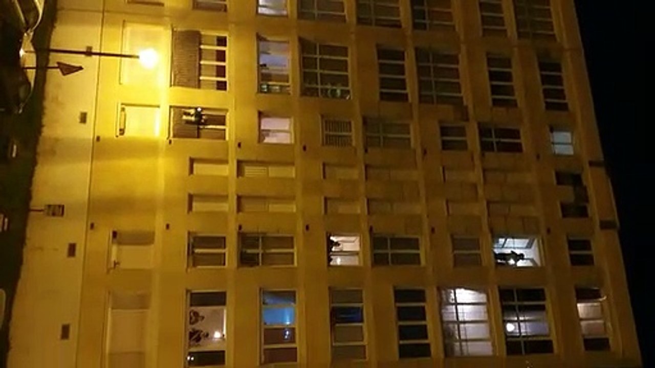 Covid 19 : Applaudissements en hommage aux soignants - rue Lurçat à Arras