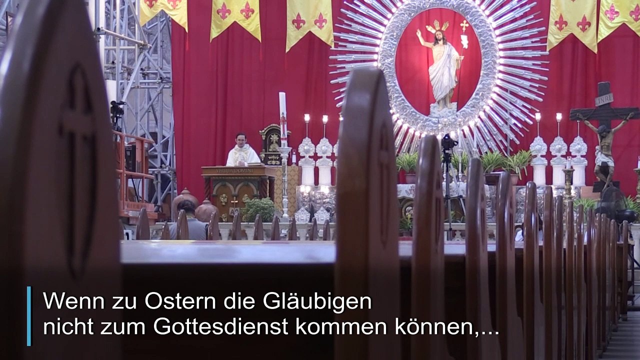 Familienfotos füllen Kirchenreihen auf den Philippinen