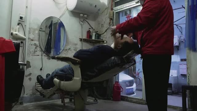 Un peluquero de Wuhan crea su propia mascarilla para atender a sus clientes