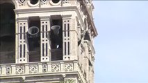 Las campanas de la Giralda de Sevilla repican en homenaje a las víctimas de COVID-19