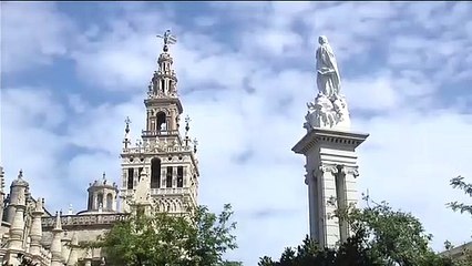 Las campanas de la Giralda de Sevilla repican en homenaje a las víctimas de COVID-19