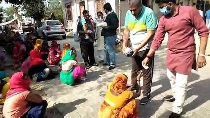 मथुरा: कांग्रेसियों ने बाँटा गरीबो को खाना