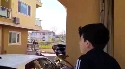 Sokağa çıkamayan çocuklar balkonlarda eğlendi