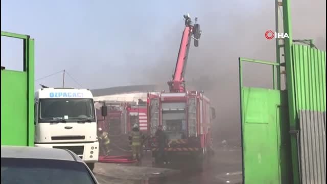 Ormana sıçrayan geri dönüşüm tesisindeki yangın kontrol altında