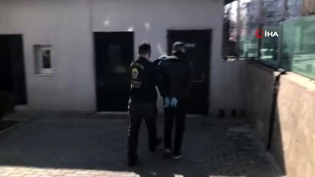 Bağcılar'da polis durdurduğu otomobilde ruhsatsız silah ele geçirdi