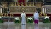 Pâques: les images du pape François dans une basilique Saint-Pierre vide