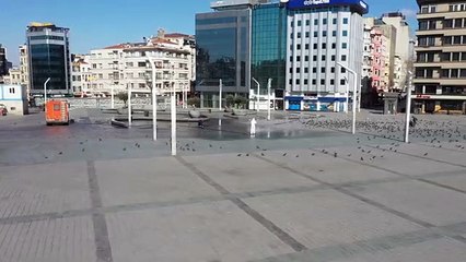 İBB, iki günlük sokağa çıkma yasağı boyunca, kentin meydan ve caddelerini dezenfekte etmeyi sürdürdü