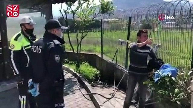 Sokağa çıkma yasağını deldi, ceza kesilince gazetecilere saldırdı