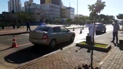 ‘Drive Thru da Benção’: famílias cascavelenses participam de ato no Centro