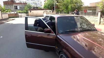 Yasağın hakim olduğu Antalya'da görev başındaki polise çay