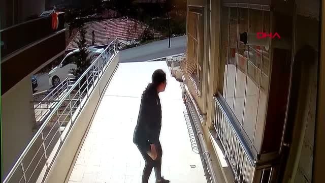 ANKARA Büşra, eski sevgilisinin penceresini taşladı, annesini bıçakla yaraladı