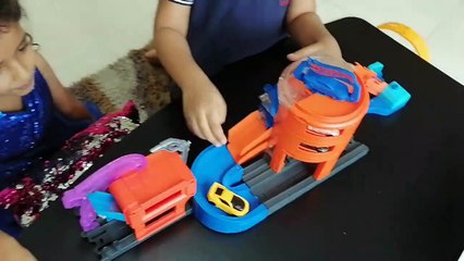 BUNNY & MOMO PLAYING INDOOR WITH TOYS HOT WHEEL ULTIMATE GARAGE - KIDDOSANDTOYS