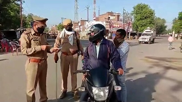 इटावा: पुलिस ने चलाया वाहन चेकिंग अभियान, काटे चालान