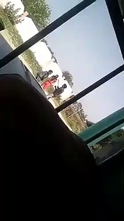 फतेहपुर: एक युवक ने पागल महिला को दौड़ा-दौड़ा के पीटा