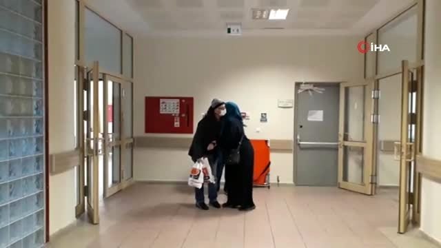 Rizeli Bayraktar çifti koronavirüs tedavilerinin ardından alkışlarla taburcu edildi