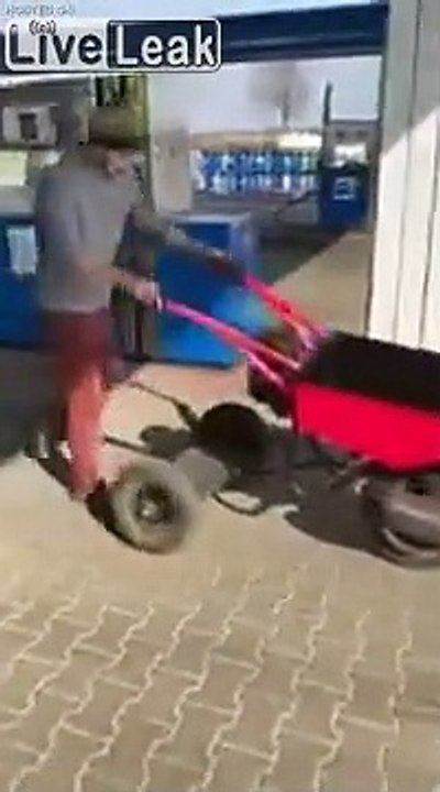 Brouette & scooter ! Il a ajouté un moteur !