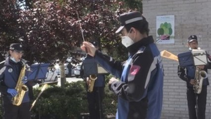 Banda de Policía dedica "Resistiré" al personal del Gregorio Marañón