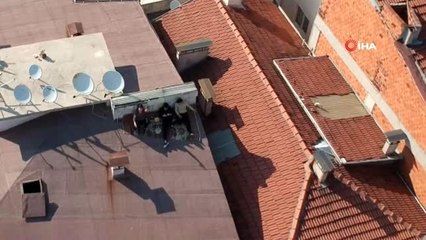 Sohbet etmek için sokağa çıkamayınca çatıya çıktılar