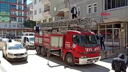 Sokağa çıkma yasağında evde mahsur kalan köpeği itfaiye kurtarıldı