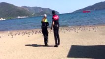 Marmaris'te güvercinleri, polis ekipleri besledi