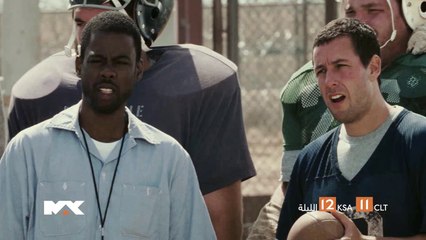 نزلاء سجن يشكلون فريق كرة القدم أمام  حراسه.