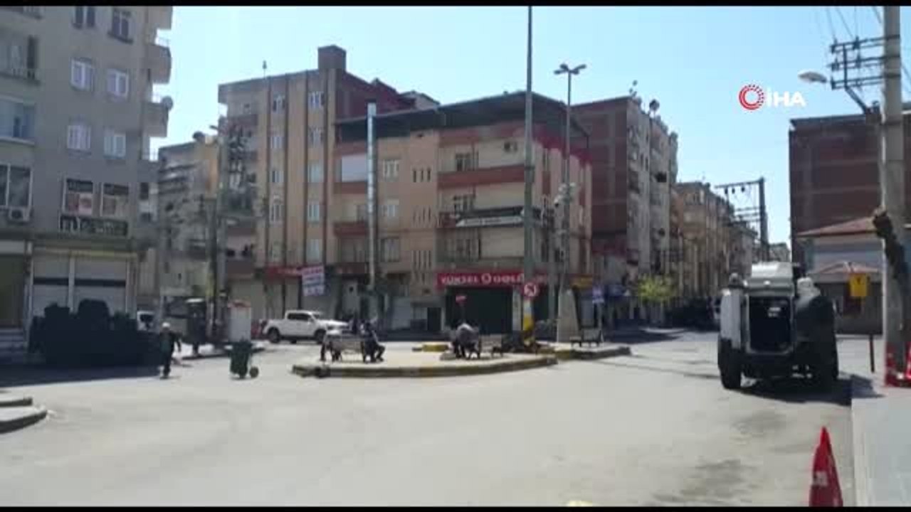 Diyarbakır'da zırhlı polis aracından vatandaşlara 'Şemmameli' moral