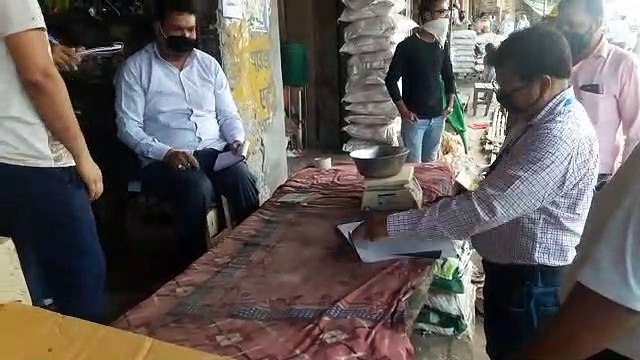 शामली: मुजफ्फरनगर लॉक डाउन में खाद्य विभाग की छापेमारी