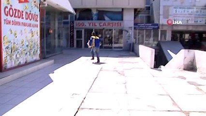 Köpeğin boynuna ip bağlayarak yerde sürükledi.