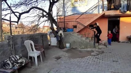 Sokağa çıkamayan torunlarına topaç çevirmeyi öğretiyor