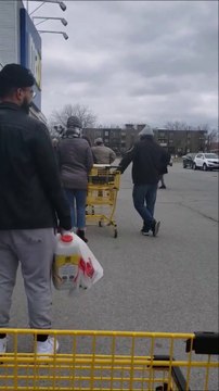 Coronavirus: Bataille entre clients dans la file d'attente pour entré dans le Maxi de Pointe-aux-Trembles