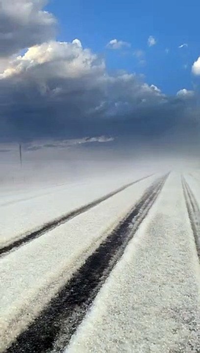 Un orage de grêle transforme cette route du texas en piste de ski