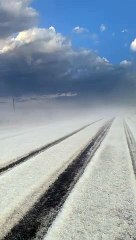 Un orage de grêle transforme cette route du texas en piste de ski
