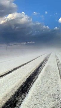 Un orage de grêle transforme cette route du texas en piste de ski
