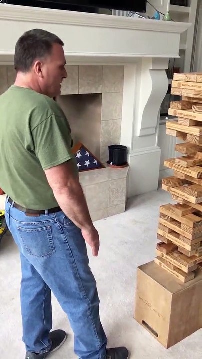 Il réussit un coup de JENGA incroyable
