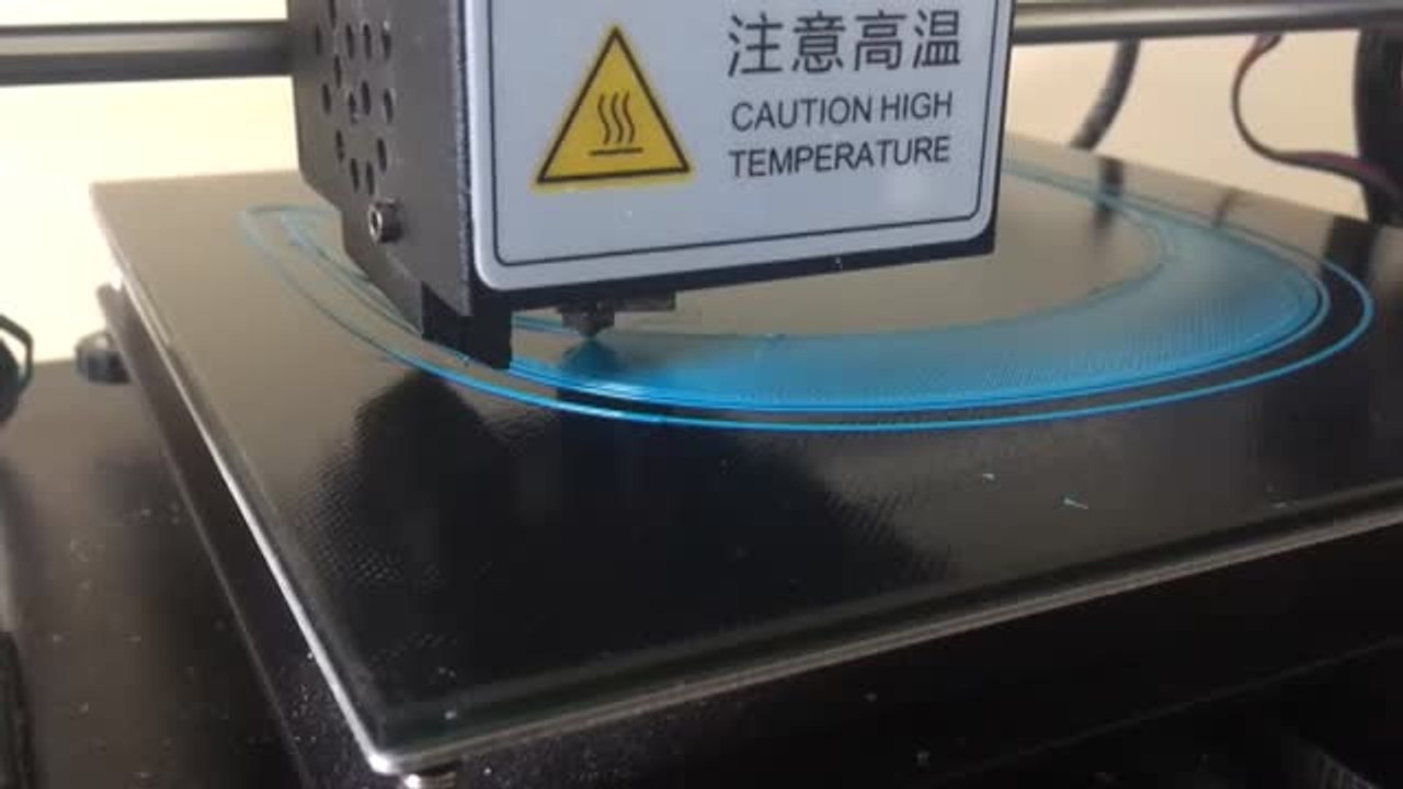 Un niño de 13 años fabrica en As Pontes pantallas protectoras con su impresora 3D