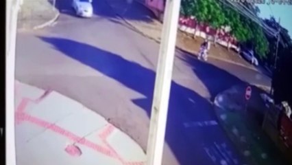 Veja: motociclista é atingido por carro no Bairro Santa Felicidade