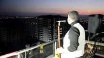 Karamanlı ses sanatçısından evlerinde kalanlara 'balkon konseri'