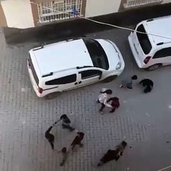 Dışarı çıkma yasağını delen ufaklıkları çili yavrusu gibi dağıtan eleman 